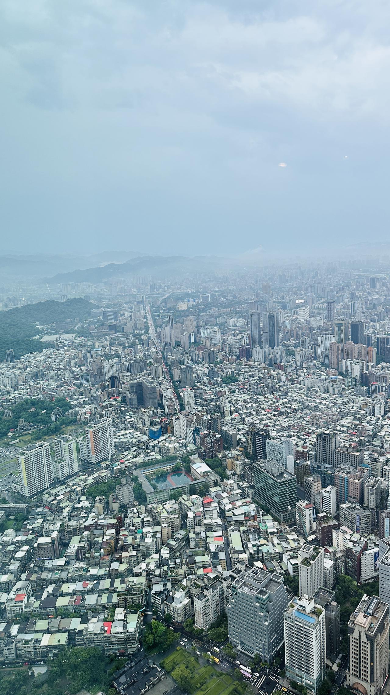 远处的楼群被雾气揉淡，城市边界不再清楚