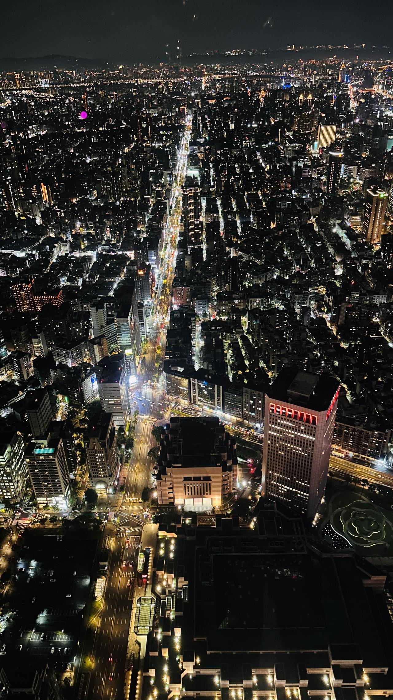 夜景里最亮的地方像城市的心脏