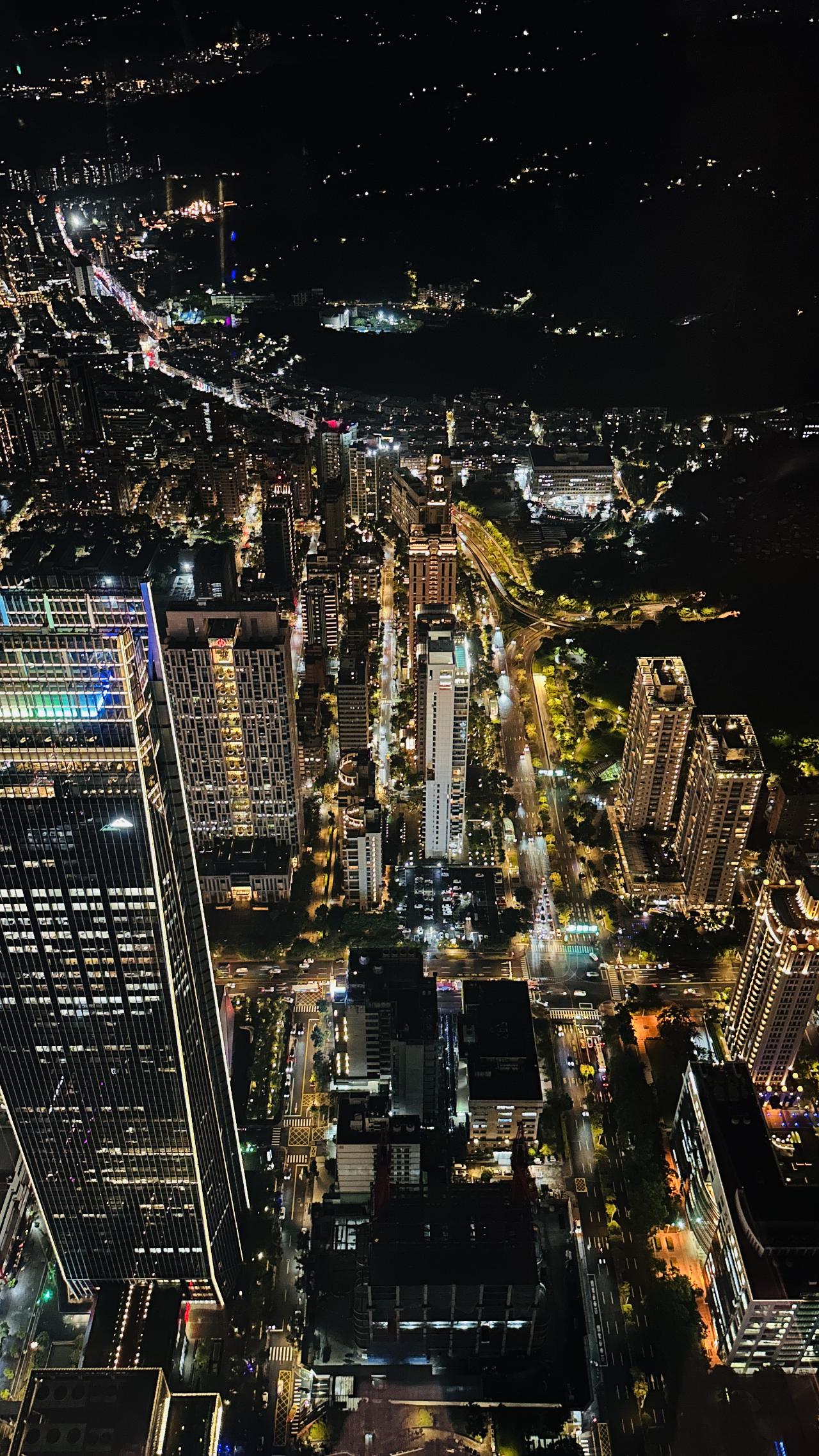 夜幕落下后，同一片城市忽然变成一张发亮的电路板