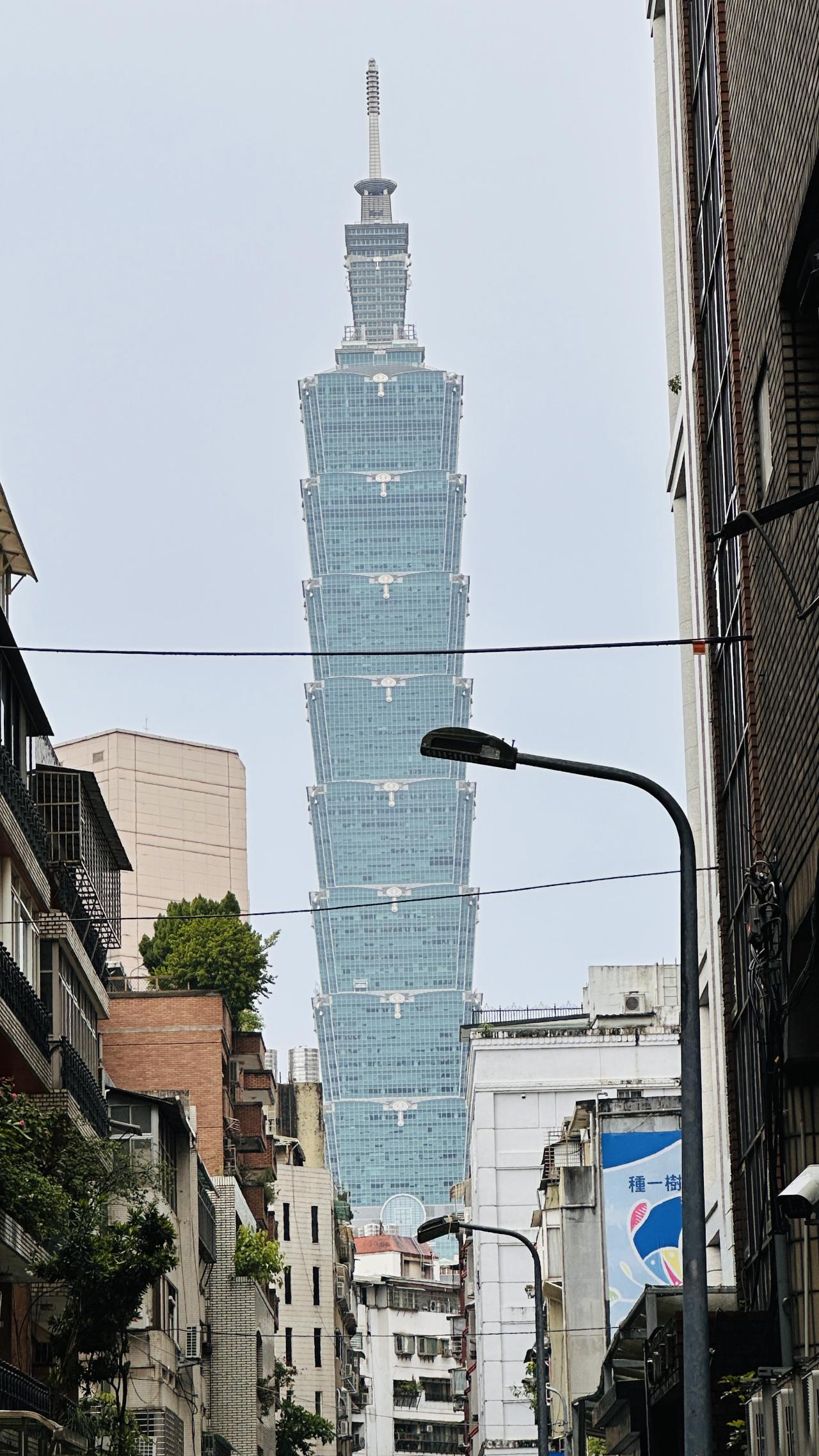白天的101夹在城市街口，像一枚被生活包围的坐标