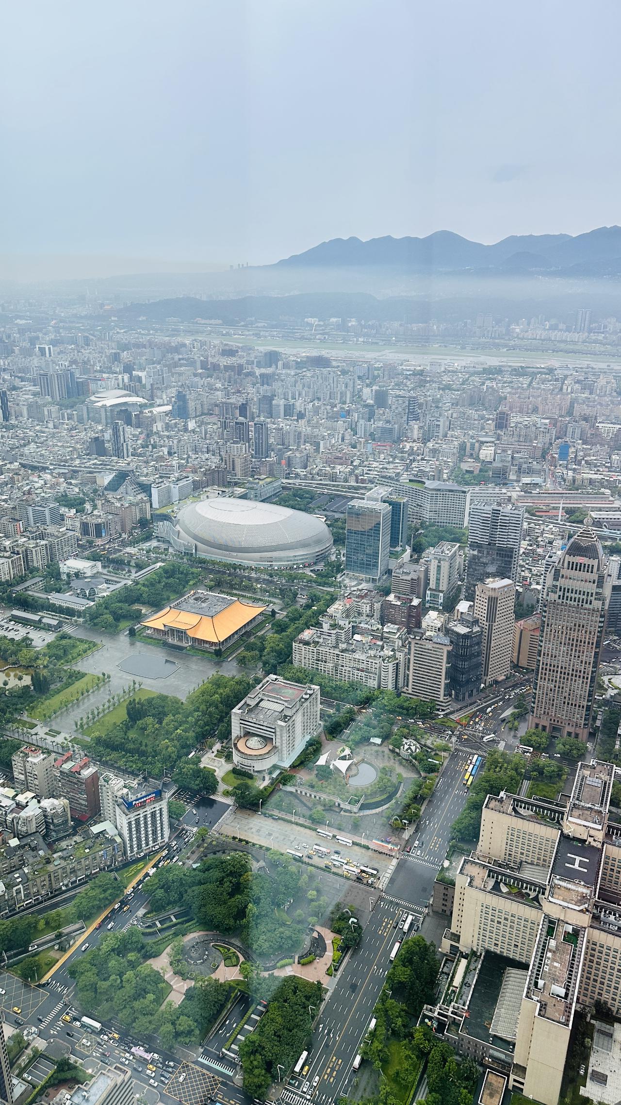 白天从观景台看台北，城市像一张灰蓝色的密网