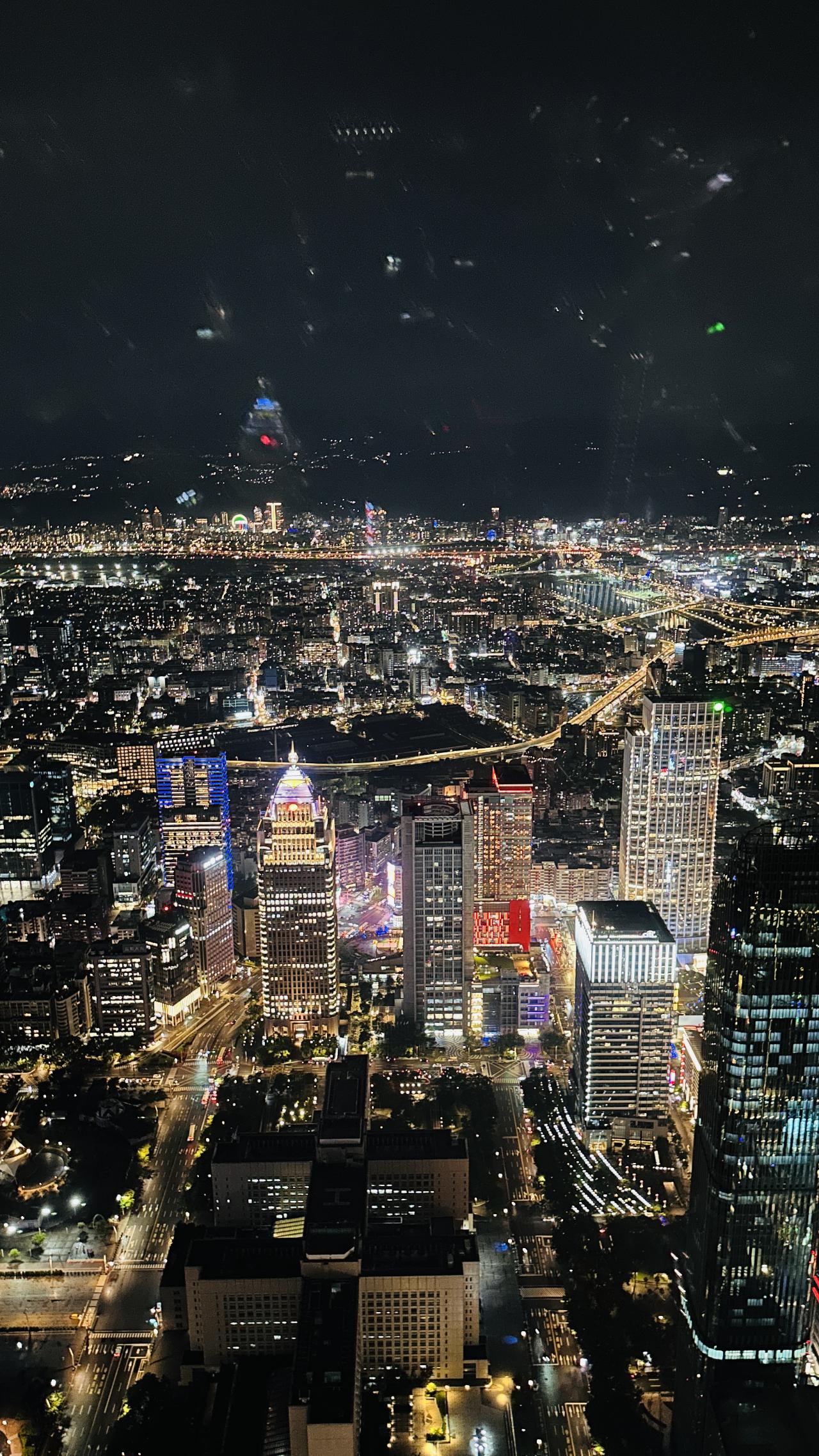夜里再看同一座城，灯火把道路一条条点亮