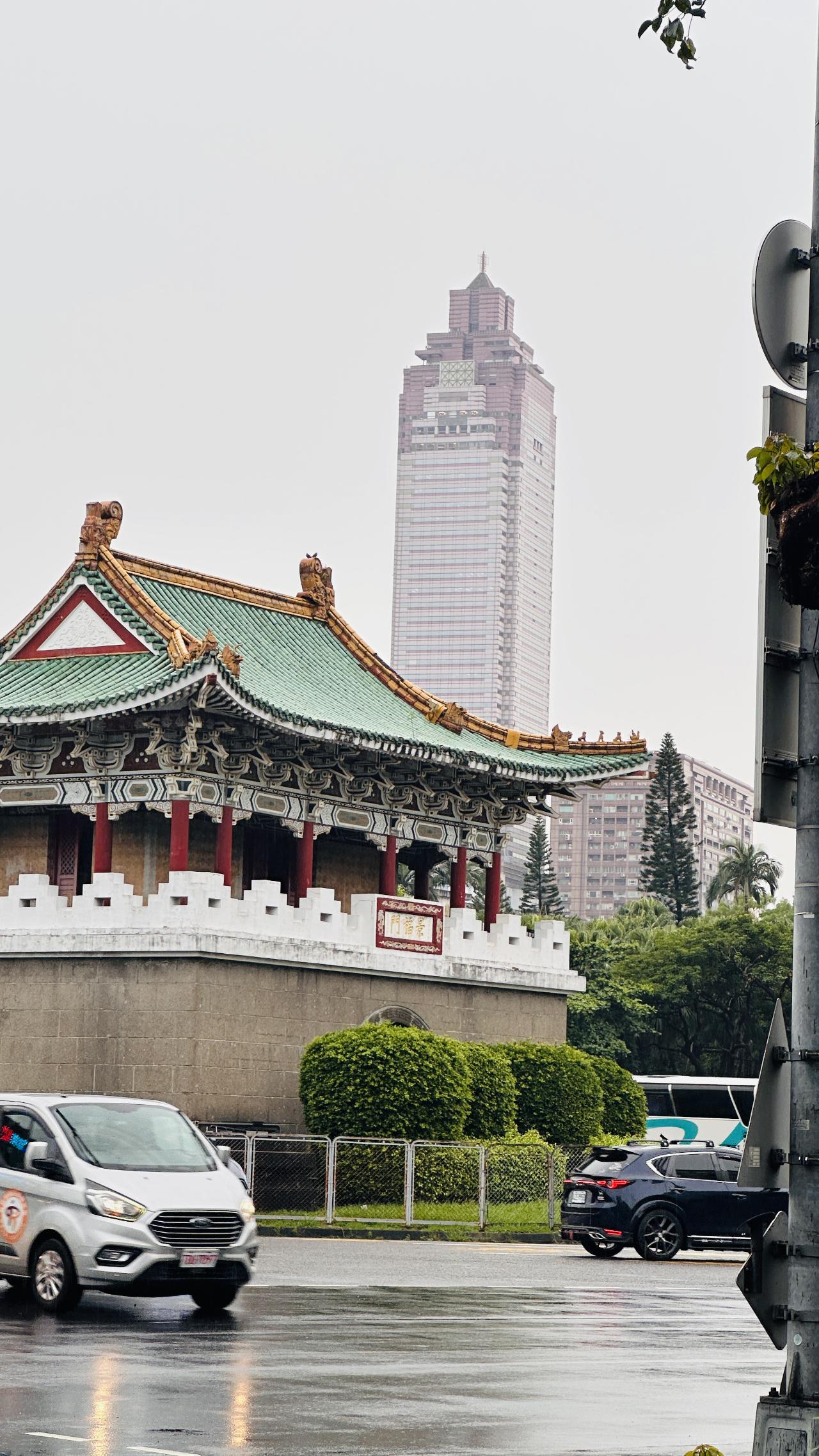 纪念堂出来后经过景福门，传统屋顶与远处高楼在雨里相望